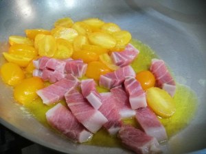 Spaghettoni con pesto di mandorle pomodorino giallo peperoncini verdi e ventresca di tonno