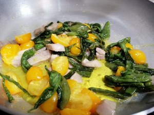 Spaghettoni con pesto di mandorle pomodorino giallo peperoncini verdi e ventresca di tonno