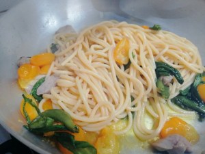 Spaghettoni con pesto di mandorle pomodorino giallo peperoncini verdi e ventresca di tonno