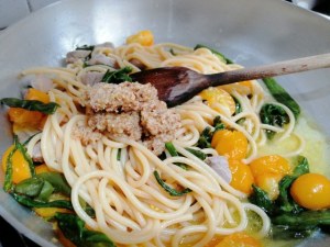 Spaghettoni con pesto di mandorle pomodorino giallo peperoncini verdi e ventresca di tonno