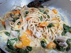 Spaghettoni con pesto di mandorle pomodorino giallo peperoncini verdi e ventresca di tonno