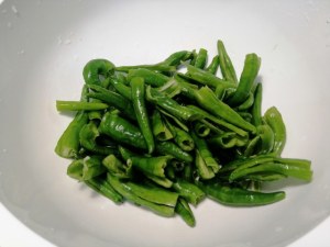 Spaghettoni con pesto di mandorle pomodorino giallo peperoncini verdi e ventresca di tonno