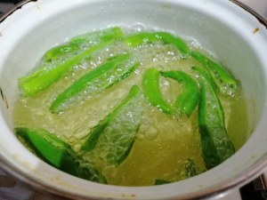 Spaghettoni con pesto di mandorle pomodorino giallo peperoncini verdi e ventresca di tonno