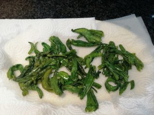 Spaghettoni con pesto di mandorle pomodorino giallo peperoncini verdi e ventresca di tonno