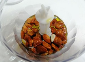 Spaghettoni con pesto di mandorle pomodorino giallo peperoncini verdi e ventresca di tonno