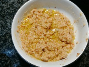 Spaghettoni con pesto di mandorle pomodorino giallo peperoncini verdi e ventresca di tonno