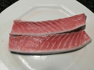 Spaghettoni con pesto di mandorle pomodorino giallo peperoncini verdi e ventresca di tonno