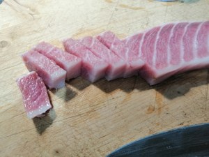 Spaghettoni con pesto di mandorle pomodorino giallo peperoncini verdi e ventresca di tonno