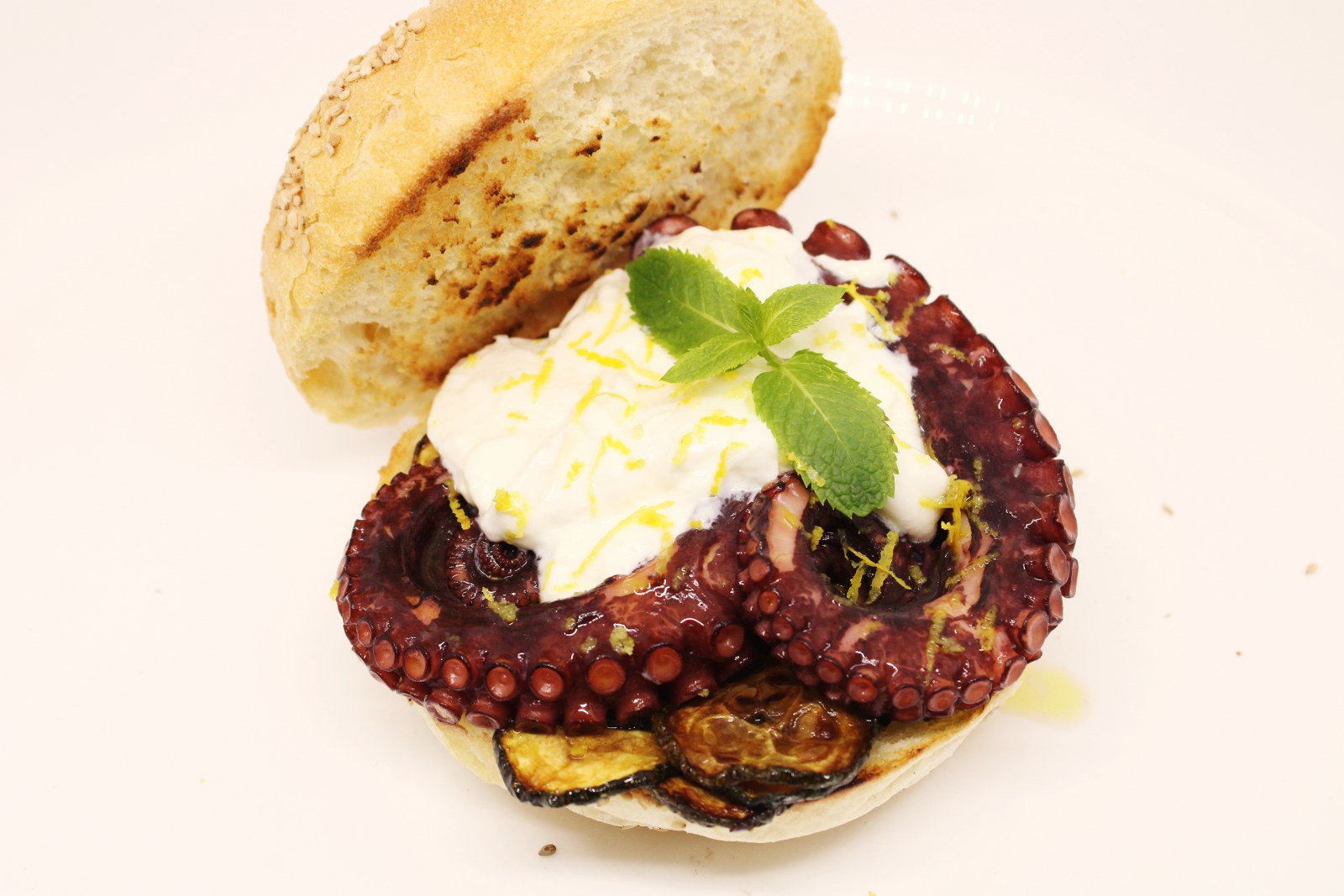 Burger di polpo con zucchine alla scapece burrata pugliese limone e menta