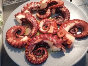 Burger di polpo con zucchine alla scapece burrata pugliese limone e menta