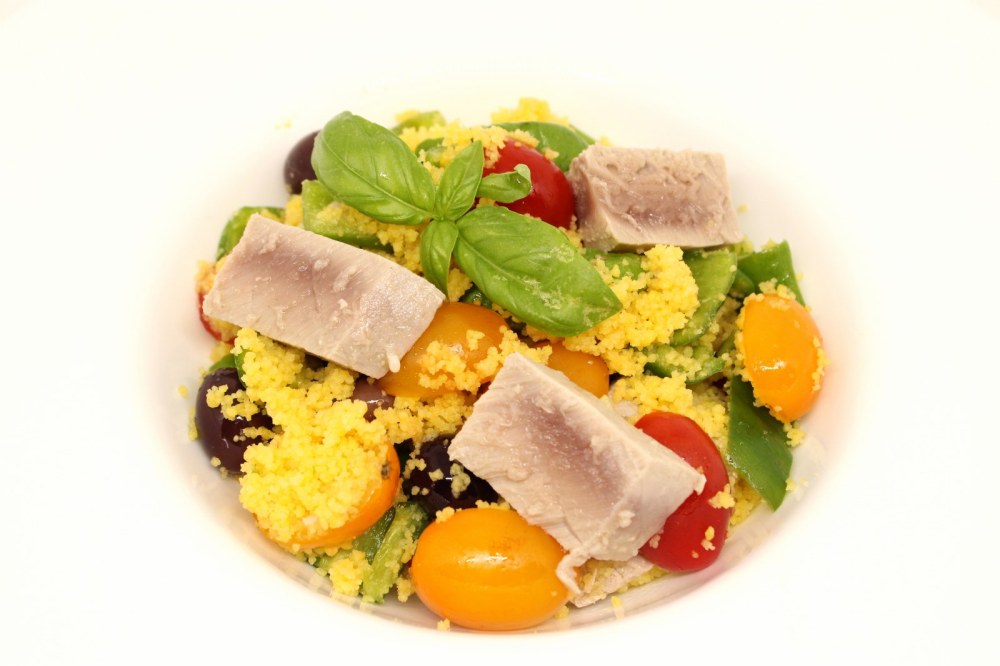 Cous cous di mais con tonno rosso peperoncini verdi datterini gialli e rossi e olive nere