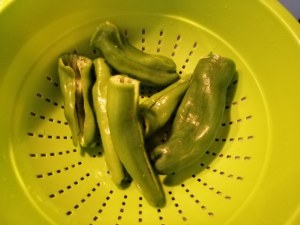 Cous cous di mais con tonno rosso peperoncini verdi datterini gialli e rossi e olive nere