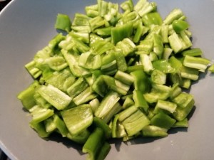 Cous cous di mais con tonno rosso peperoncini verdi datterini gialli e rossi e olive nere