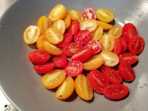 Cous cous di mais con tonno rosso peperoncini verdi datterini gialli e rossi e olive nere