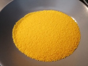 Cous cous di mais con tonno rosso peperoncini verdi datterini gialli e rossi e olive nere