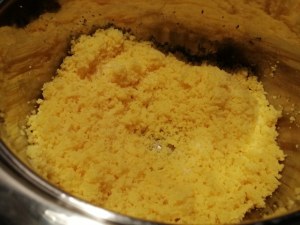 Cous cous di mais con tonno rosso peperoncini verdi datterini gialli e rossi e olive nere