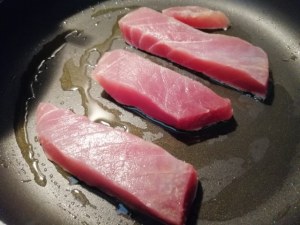 Cous cous di mais con tonno rosso peperoncini verdi datterini gialli e rossi e olive nere
