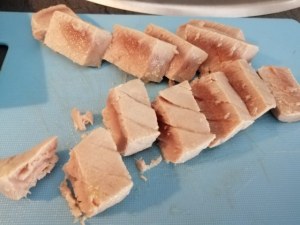 Cous cous di mais con tonno rosso peperoncini verdi datterini gialli e rossi e olive nere