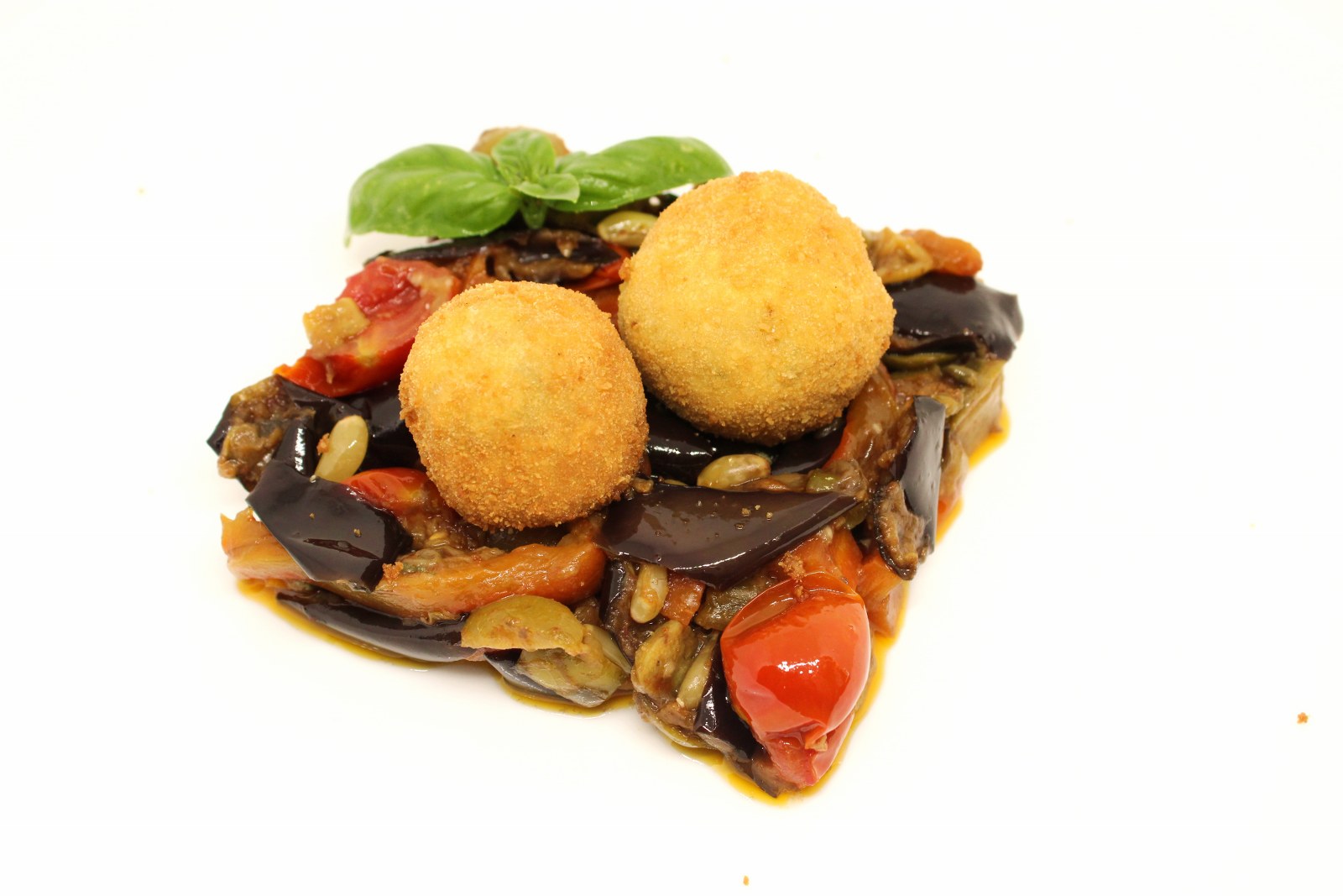 Polpette di pesce spada su caponata siciliana