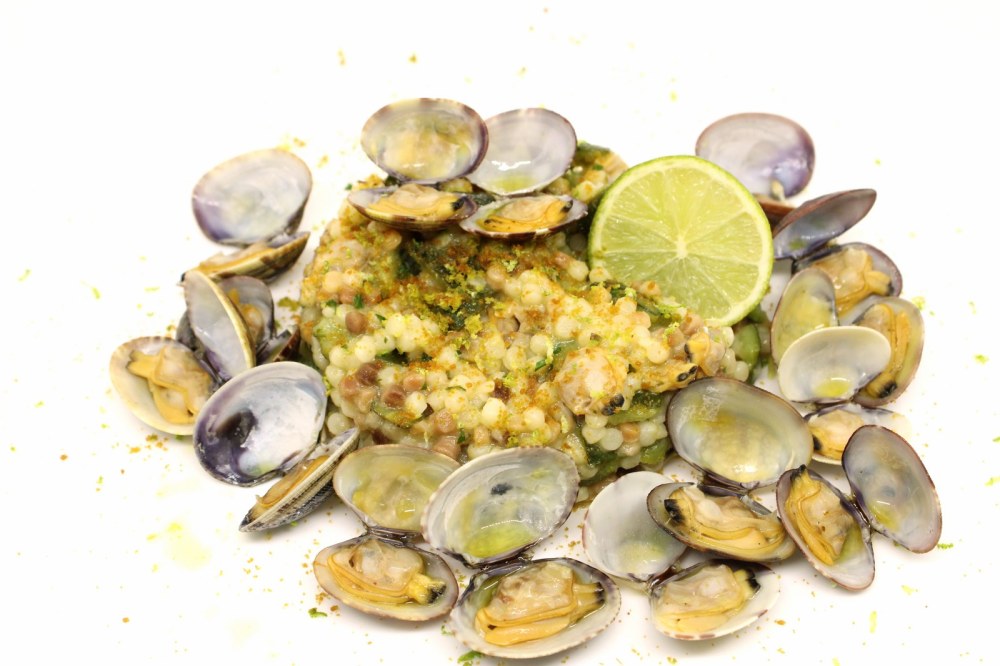 Fregola sarda con vongole zucchine bottarga e lime