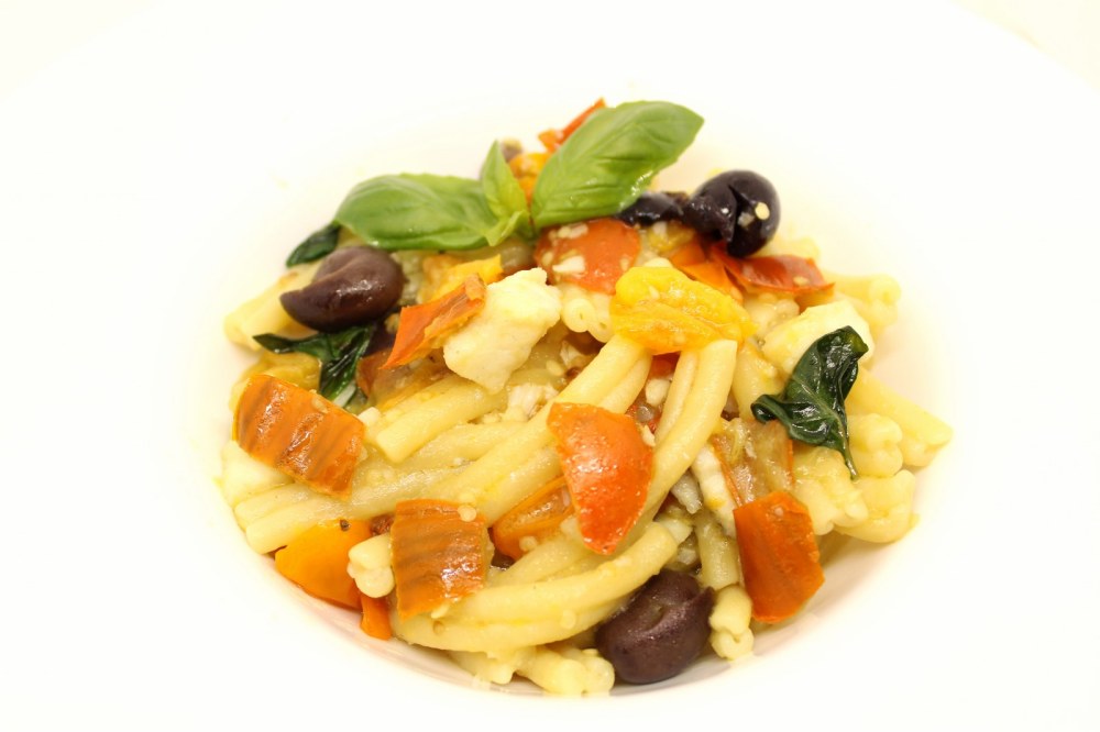 Casarecce con melanzane rosse rombo chiodato datterini gialli e olive nere