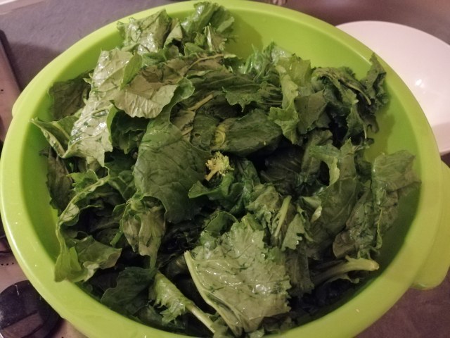 Salmone in tuffo di paprika con crumble di anacardi pure di patate alla curcuma e crema di cime di rapa