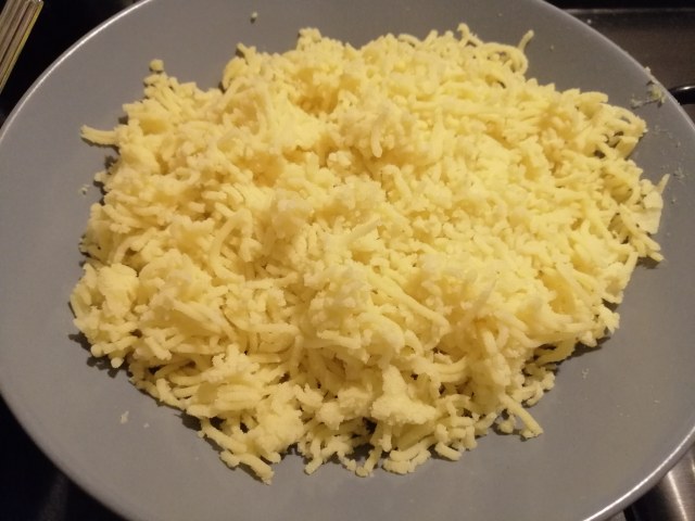 Salmone in tuffo di paprika con crumble di anacardi pure di patate alla curcuma e crema di cime di rapa