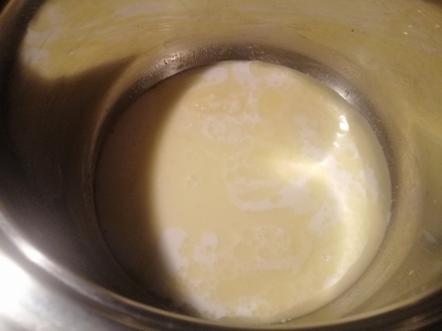 Salmone in tuffo di paprika con crumble di anacardi pure di patate alla curcuma e crema di cime di rapa