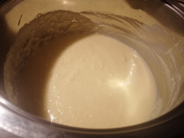 Salmone in tuffo di paprika con crumble di anacardi pure di patate alla curcuma e crema di cime di rapa