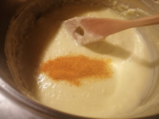 Salmone in tuffo di paprika con crumble di anacardi pure di patate alla curcuma e crema di cime di rapa