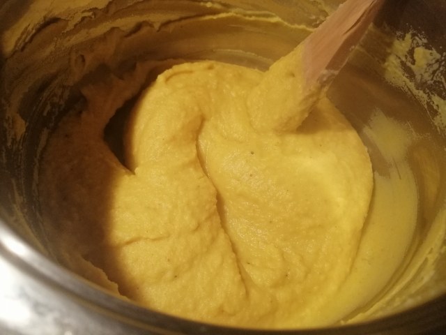 Salmone in tuffo di paprika con crumble di anacardi pure di patate alla curcuma e crema di cime di rapa