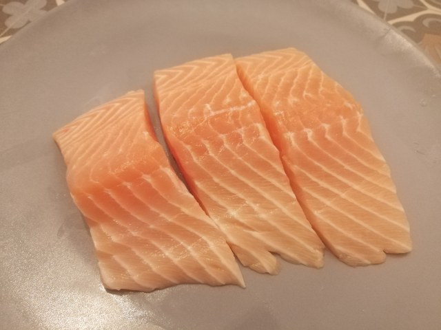 Salmone in tuffo di paprika con crumble di anacardi pure di patate alla curcuma e crema di cime di rapa