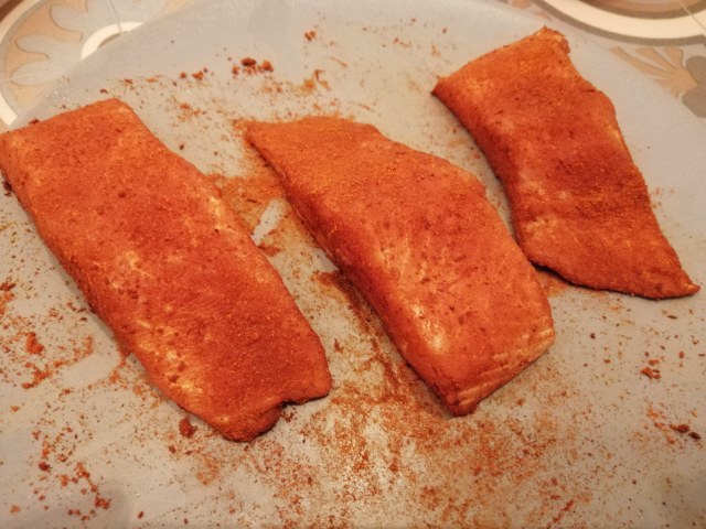 Salmone in tuffo di paprika con crumble di anacardi pure di patate alla curcuma e crema di cime di rapa