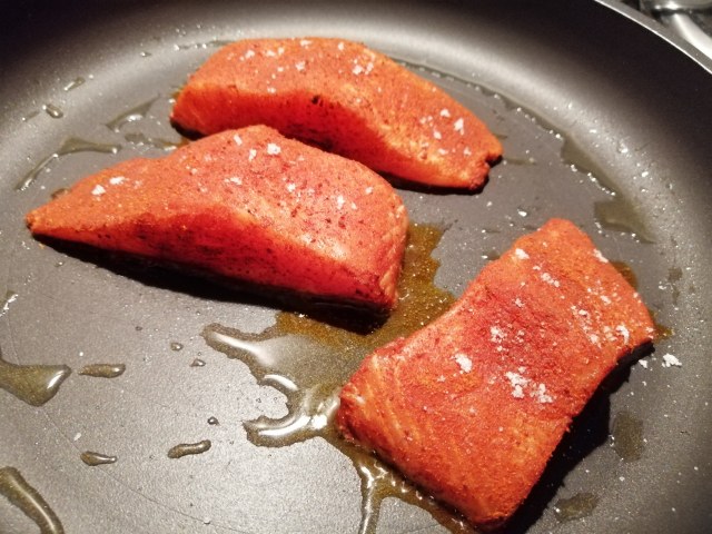 Salmone in tuffo di paprika con crumble di anacardi pure di patate alla curcuma e crema di cime di rapa