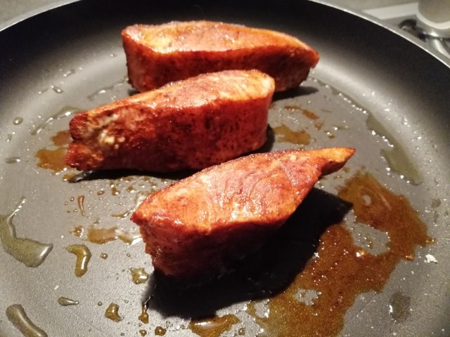 Salmone in tuffo di paprika con crumble di anacardi pure di patate alla curcuma e crema di cime di rapa