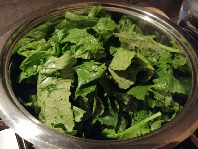 Salmone in tuffo di paprika con crumble di anacardi pure di patate alla curcuma e crema di cime di rapa