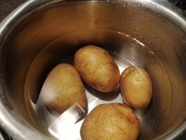 Salmone in tuffo di paprika con crumble di anacardi pure di patate alla curcuma e crema di cime di rapa