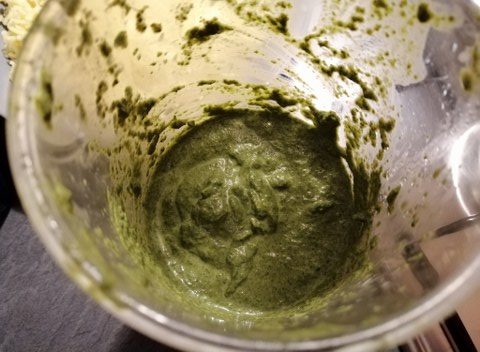 Salmone in tuffo di paprika con crumble di anacardi pure di patate alla curcuma e crema di cime di rapa