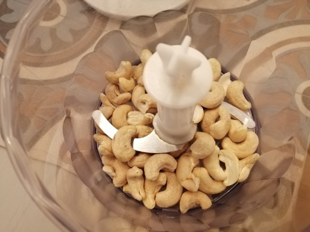 Salmone in tuffo di paprika con crumble di anacardi pure di patate alla curcuma e crema di cime di rapa