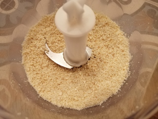 Salmone in tuffo di paprika con crumble di anacardi pure di patate alla curcuma e crema di cime di rapa