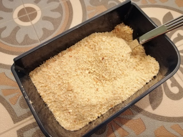 Salmone in tuffo di paprika con crumble di anacardi pure di patate alla curcuma e crema di cime di rapa