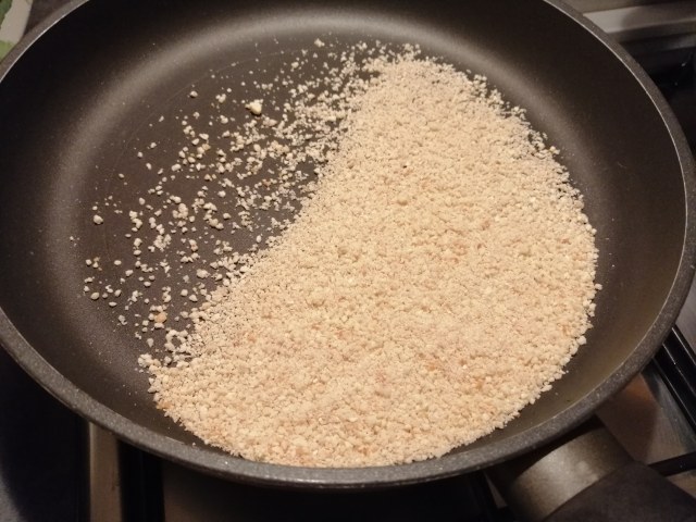 Salmone in tuffo di paprika con crumble di anacardi pure di patate alla curcuma e crema di cime di rapa