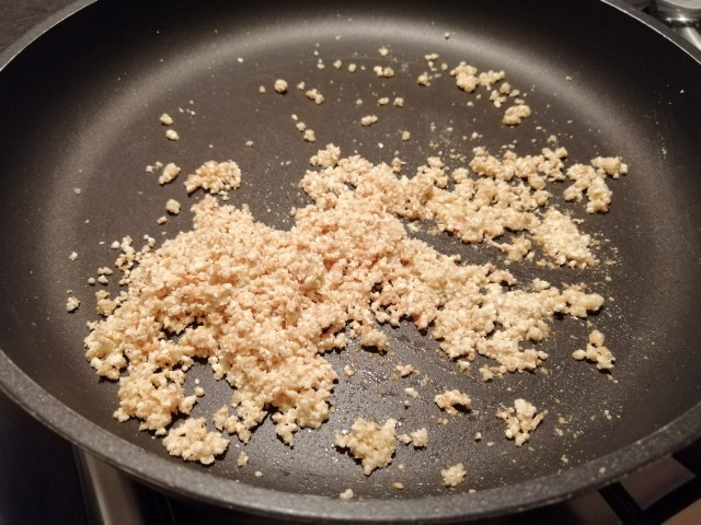 Salmone in tuffo di paprika con crumble di anacardi pure di patate alla curcuma e crema di cime di rapa