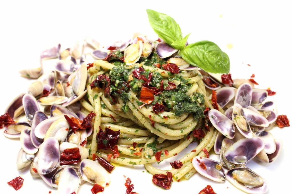 Spaghetti con pesto telline e peperoni cruschi