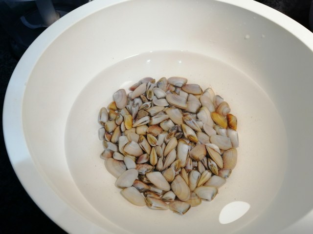 Spaghetti con pesto telline e peperoni cruschi