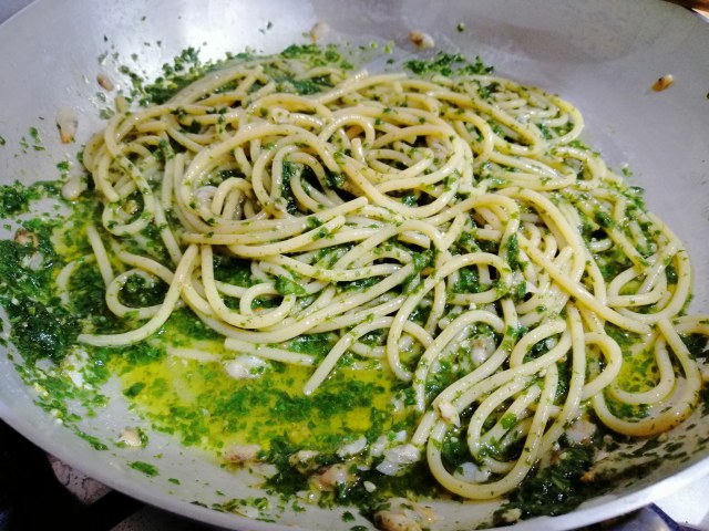 Spaghetti con pesto telline e peperoni cruschi