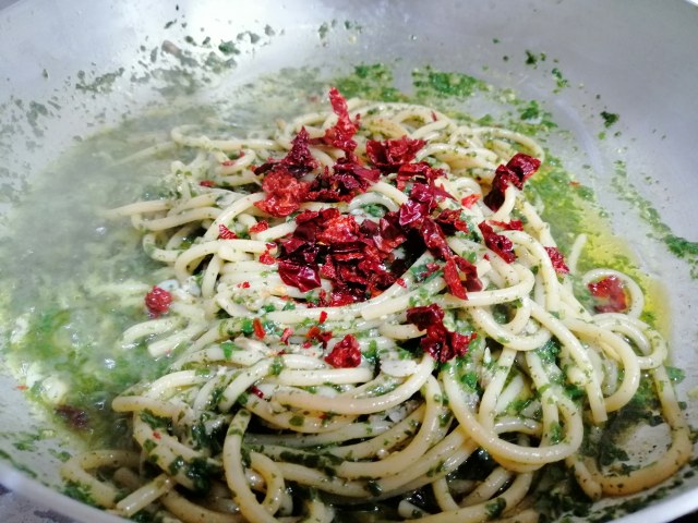 Spaghetti con pesto telline e peperoni cruschi
