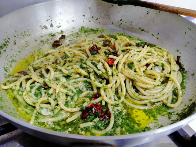 Spaghetti con pesto telline e peperoni cruschi