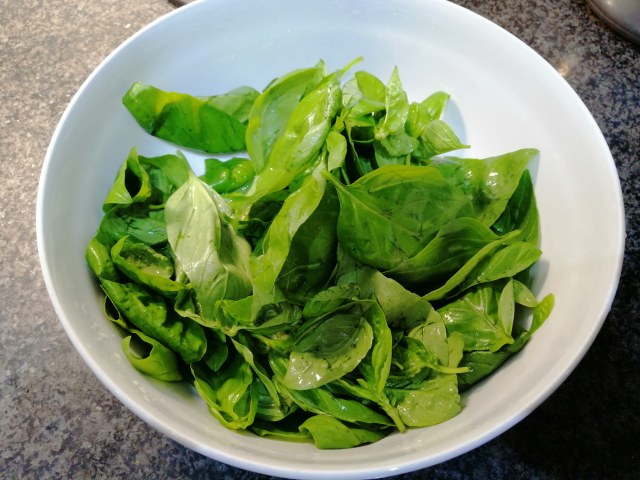 Spaghetti con pesto telline e peperoni cruschi