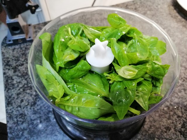 Spaghetti con pesto telline e peperoni cruschi